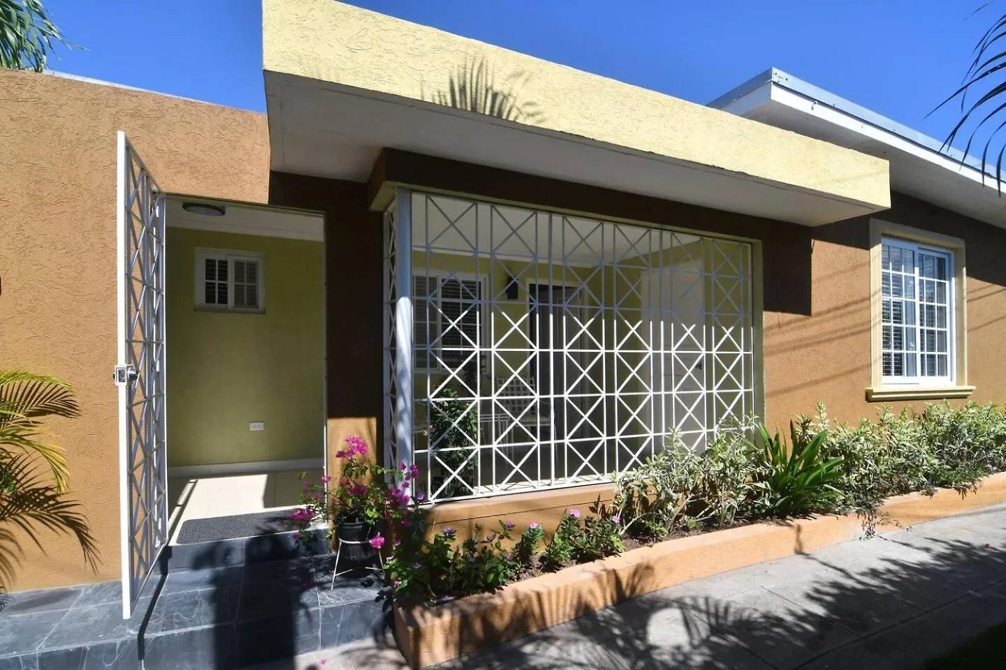 Serenity Gardens Living كينغستون شقة
